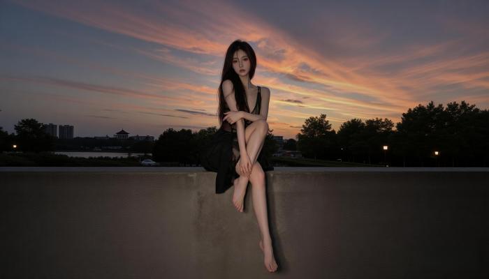 电脑壁纸 美女 坐姿 城市天际线 夕阳美人 大长腿美女 屋顶 户外 晚霞 长发美女 静谧 风景背景 黄昏 黑色连衣裙 电脑桌面 高清壁纸 壁纸下载 壁纸大全